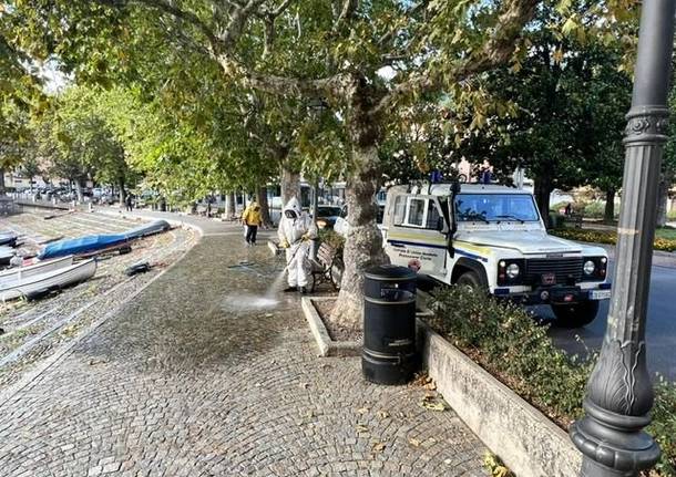 La Protezione Civile di Laveno Mombello interviene sul lungolago di Laveno 