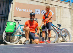 Padre e figlio in bicicletta da Comerio a Venezia