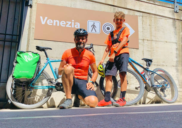 Padre e figlio in bicicletta da Comerio a Venezia