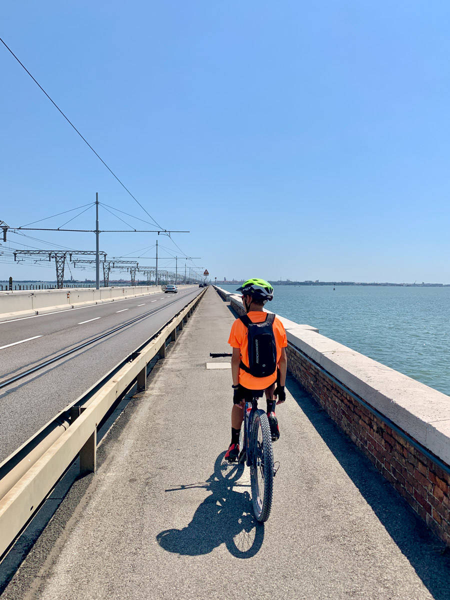 Padre e figlio in bicicletta da Comerio a Venezia