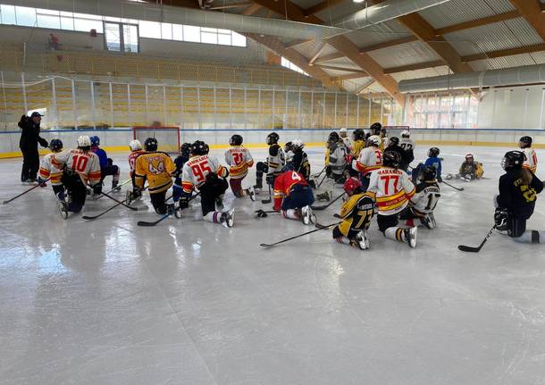 La “prova” della pista al nuovo palaghiaccio di Varese