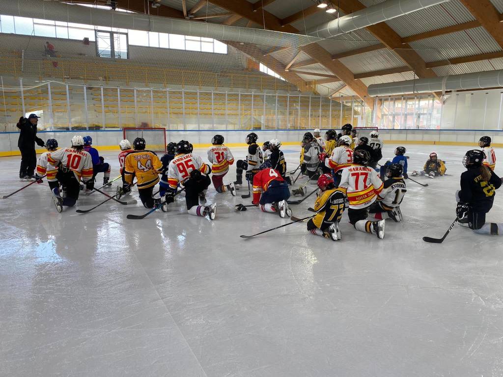 Prime prove degli sportivi al palaghiaccio di Varese