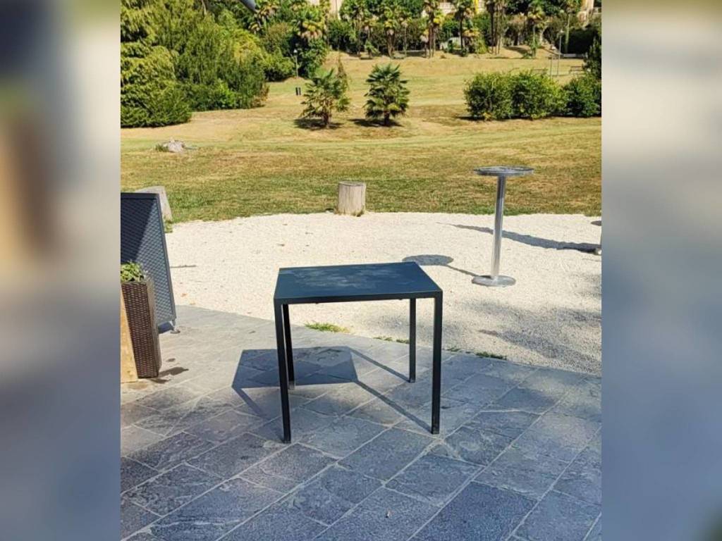 Vandalismi al bar di villa Mylius