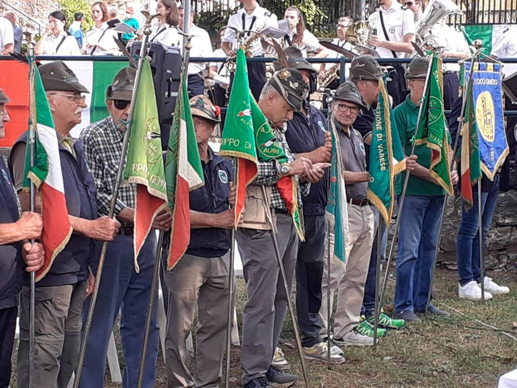 90 anni di vita, la festa del Gruppo Alpini di Comerio