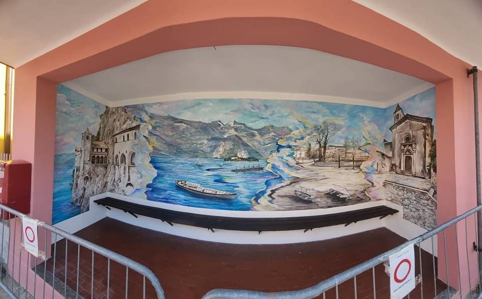 A Leggiuno la fermata dell'autobus a Reno è dipinta
