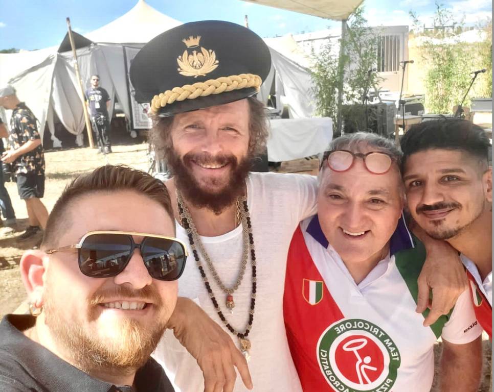 Al Jova Beach Party la pizza del campione del mondo di pizza acrobatica di Nerviano Paolino Bucca