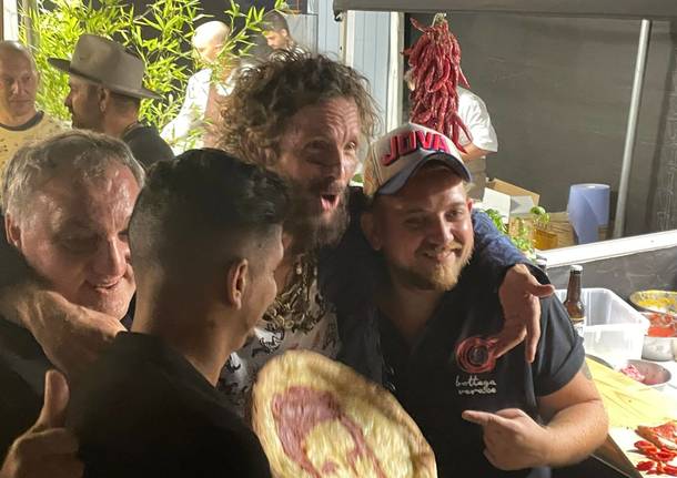 Al Jova Beach Party la pizza del campione del mondo di pizza acrobatica di Nerviano Paolino Bucca