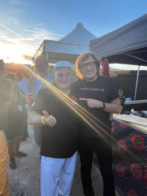 Al Jova Beach Party la pizza del campione del mondo di pizza acrobatica di Nerviano Paolino Bucca