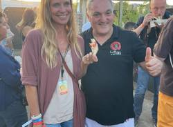 Al Jova Beach Party la pizza del campione del mondo di pizza acrobatica di Nerviano Paolino Bucca