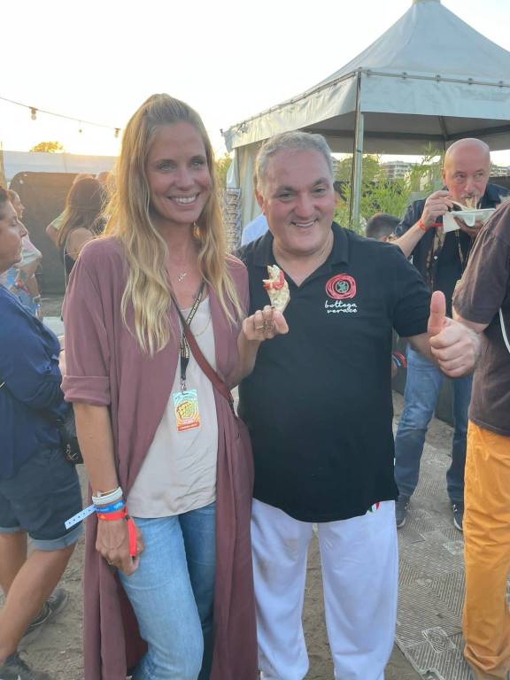 Al Jova Beach Party la pizza del campione del mondo di pizza acrobatica di Nerviano Paolino Bucca