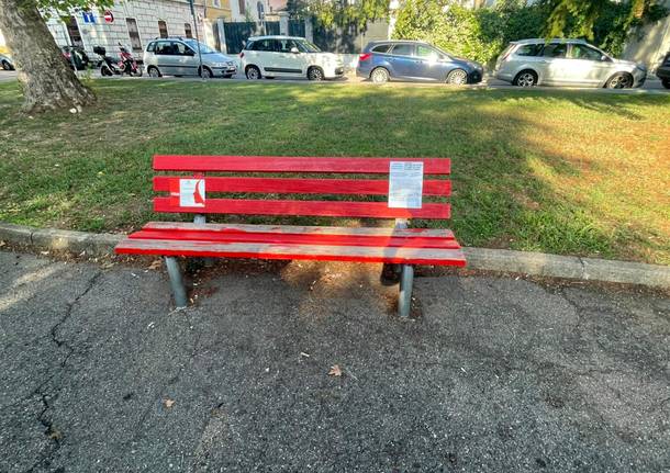 Bello Figo: La Lega tappezza di volantini le panchine rosse a Legnano