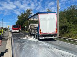 Camion in fiamme tra Malnate e San Salvatore 