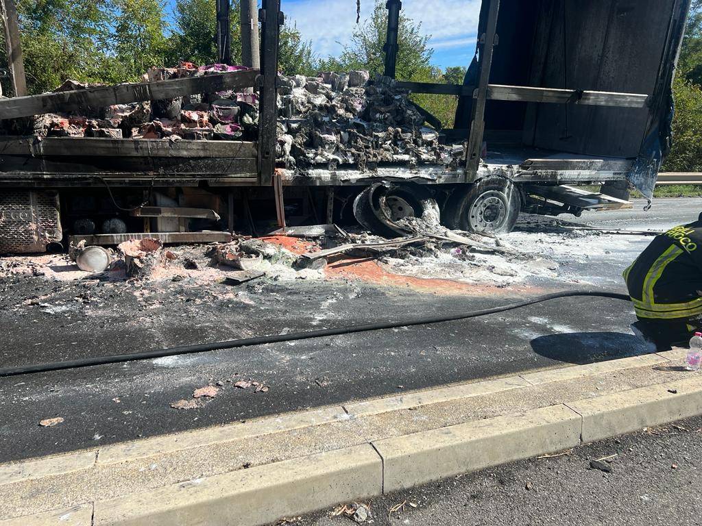 Camion in fiamme tra Malnate e San Salvatore 