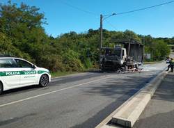 Camion in fiamme tra Malnate e San Salvatore 