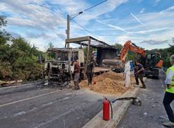 Camion in fiamme tra Malnate e San Salvatore 