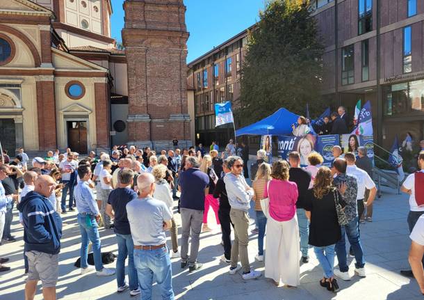 Candidati di Fratelli d'Italia in comizio a Legnano