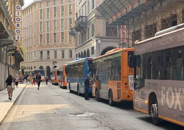 Pullman incolonnati in centro a Varese