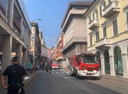 Pullman incolonnati in centro a Varese