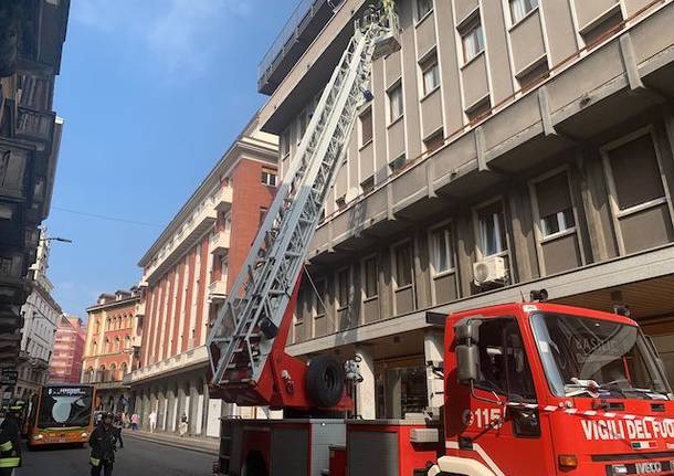 Pullman incolonnati in centro a Varese