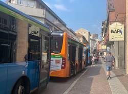 Pullman incolonnati in centro a Varese