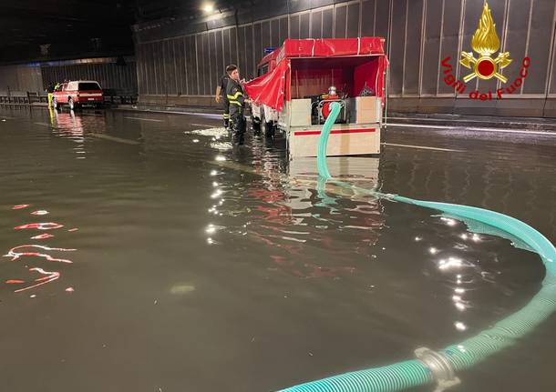 Vigili del fuoco al lavoro per il maltempo in Lombardia