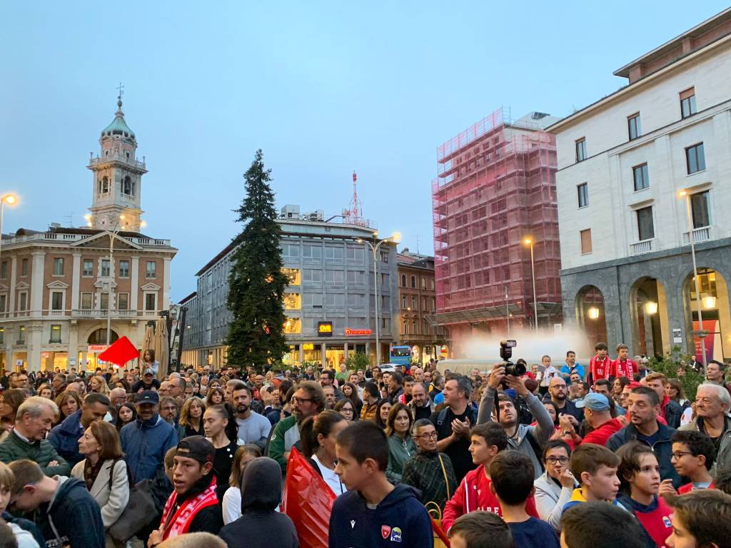 La festa in piazza della Openjobmetis