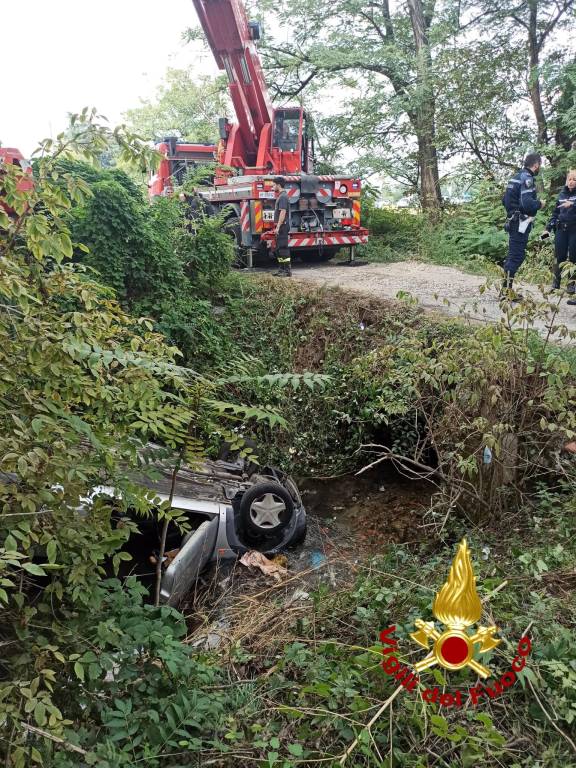 Si ribalta con l\'auto e muore in una roggia a Cusago