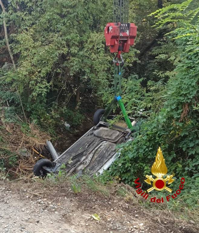 Si ribalta con l\'auto e muore in una roggia a Cusago