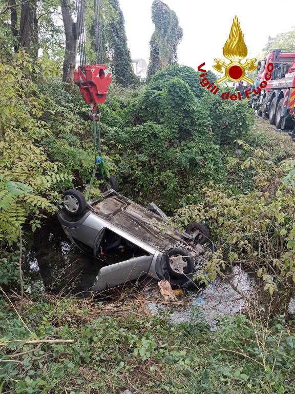 Si ribalta con l\'auto e muore in una roggia a Cusago