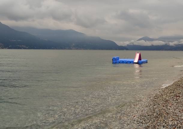 cielo nuvoloso maltempo lago maggiore porto valtravaglia spiaggia