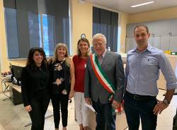 Il sindaco Benedusi con il personale del Municipio: da sinistra Martina, Stefania, Barbara e Alessio