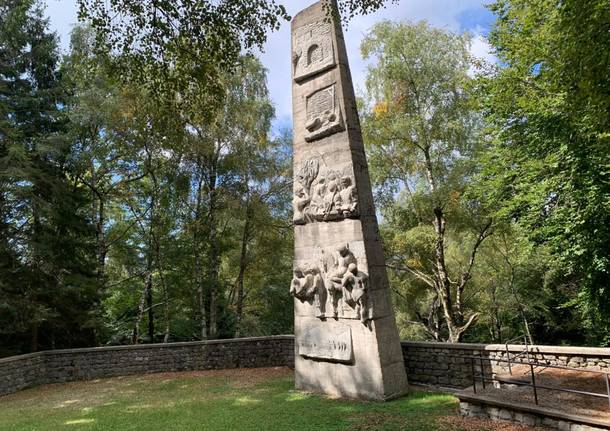 Duno - La stele al sacrario di San Martino