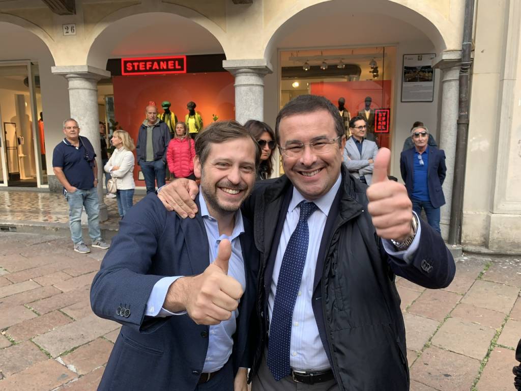 Fine di campagna elettorale nel gazebo per la Lega varesina