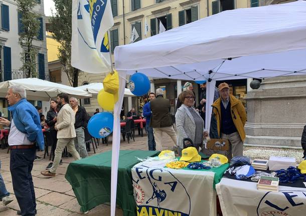 Fine di campagna elettorale nel gazebo per la Lega varesina