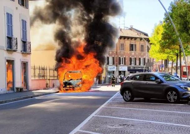 Furgone in fiamme a Parabiago