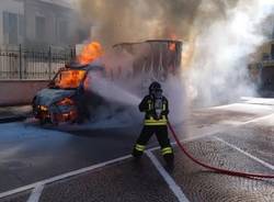 Furgone in fiamme a Parabiago