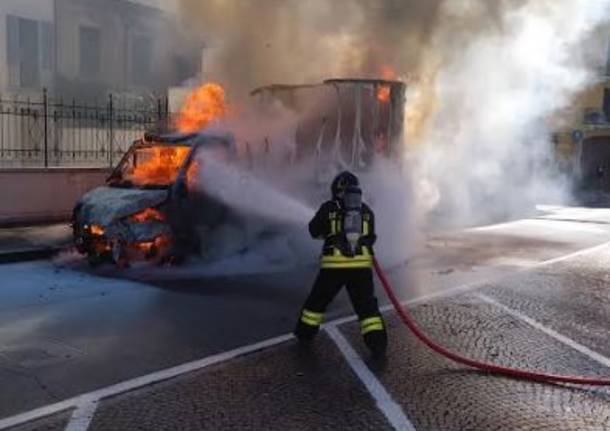 Furgone in fiamme a Parabiago