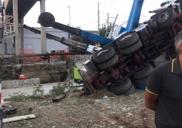 Gru cade sui binari della linea verde, trasporti in tilt tra Gessate e Cernusco sul Naviglio