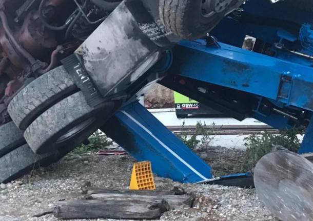 Gru cade sui binari della linea verde, trasporti in tilt tra Gessate e Cernusco sul Naviglio