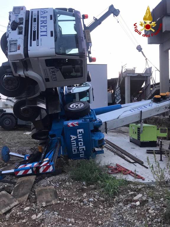 Gru cade sui binari della linea verde, trasporti in tilt tra Gessate e Cernusco sul Naviglio