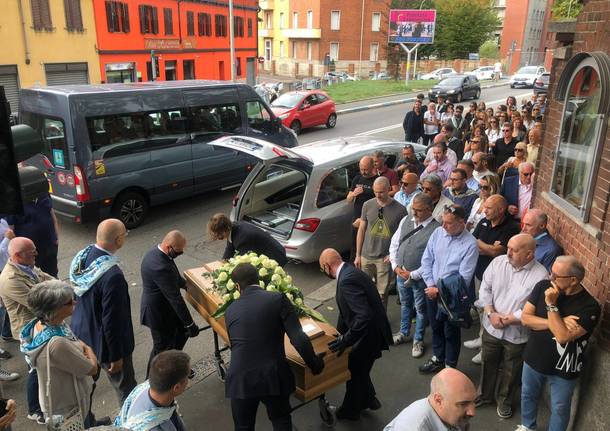 Contrada Sant’Erasmo in lutto, folla ai funerali di Laura Bressanelli