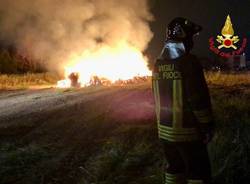 In fiamme un centinaio di rotoballe. Vigili del fuoco intervengono a Caronno Pertusella