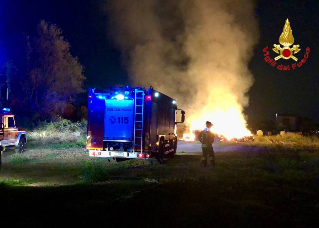 In fiamme un centinaio di rotoballe. Vigili del fuoco intervengono a Caronno Pertusella