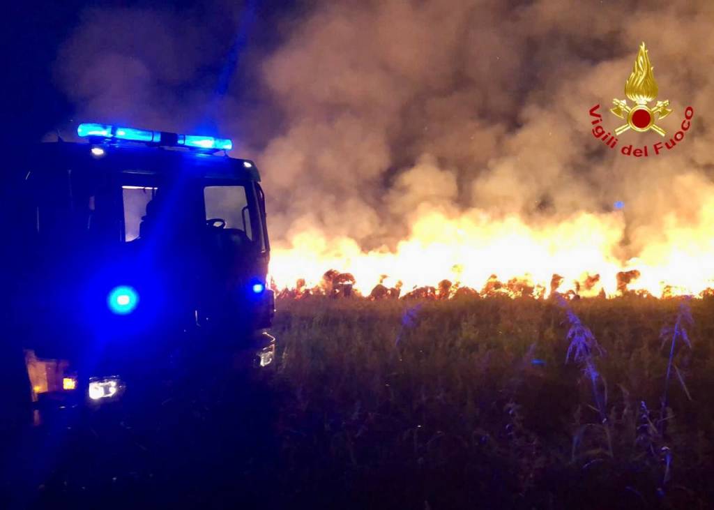 In fiamme un centinaio di rotoballe. Vigili del fuoco intervengono a Caronno Pertusella