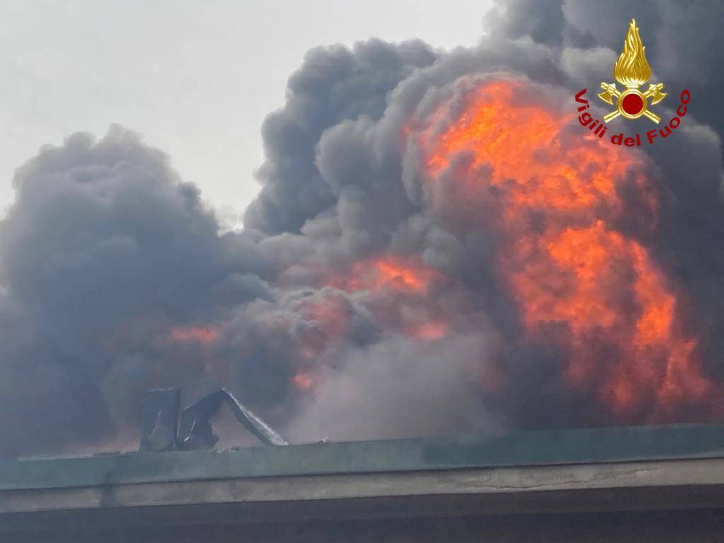 Incendio in una ditta chimica a San Giuliano Milanese 