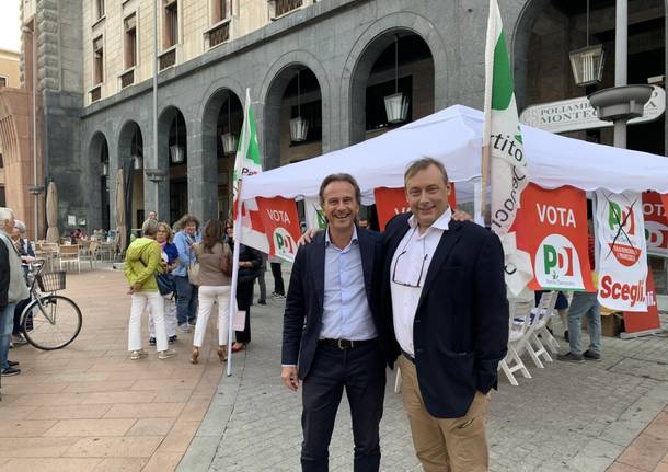 Aperitivo in piazza per la chiusura della campagna elettorale del Pd a Varese