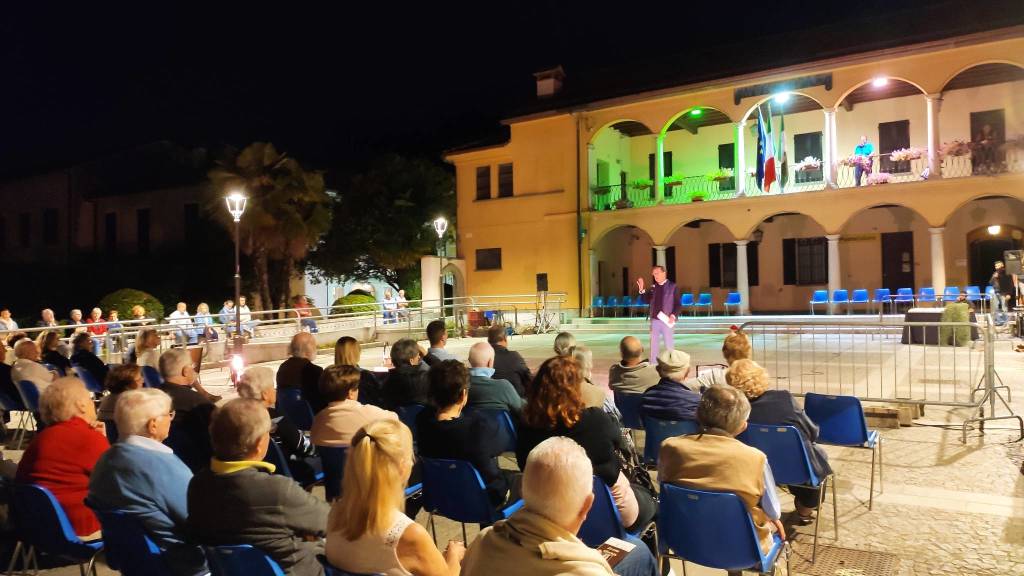 La consegna della croce ritrovata a Ternate