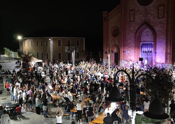 La "Urlo show band" ha riempito di spettatori il centro di Villa Cortese