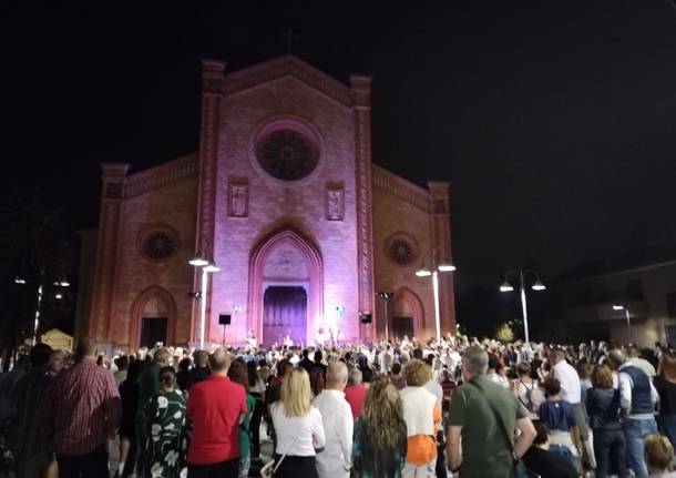 La "Urlo show band" ha riempito di spettatori il centro di Villa Cortese