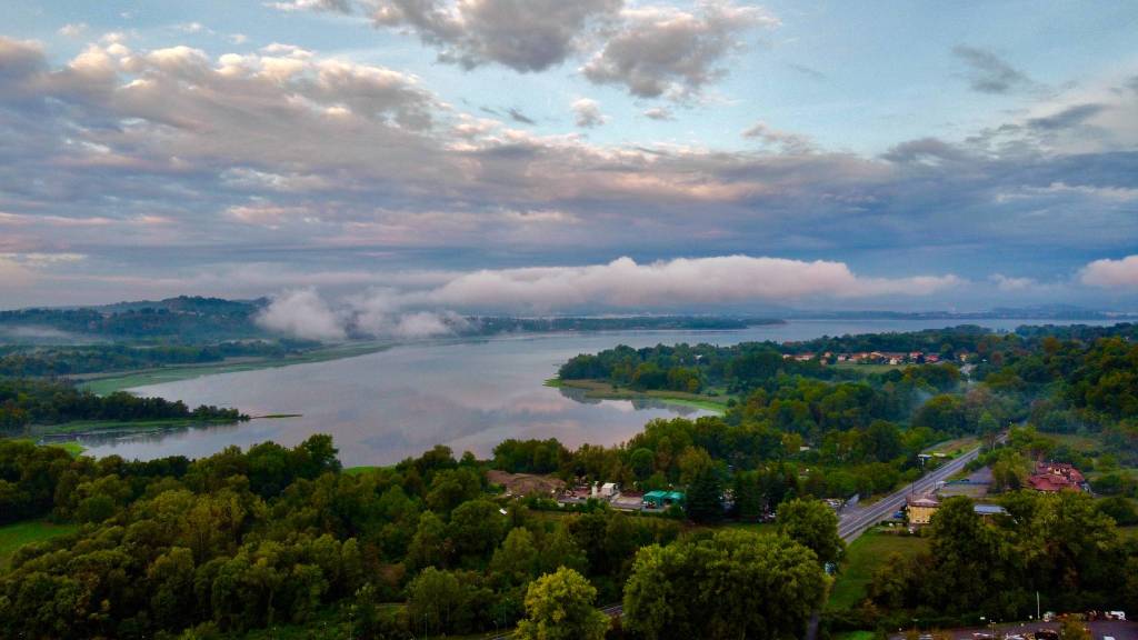 Lago di Varese tra le nuvole